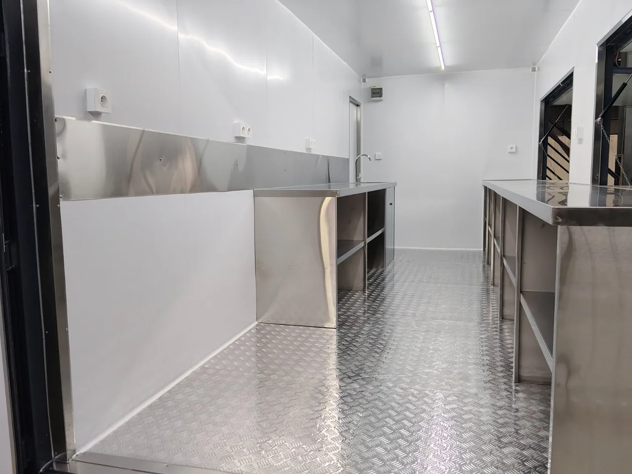 Comptoir et parois intérieures en inox du conteneur snack