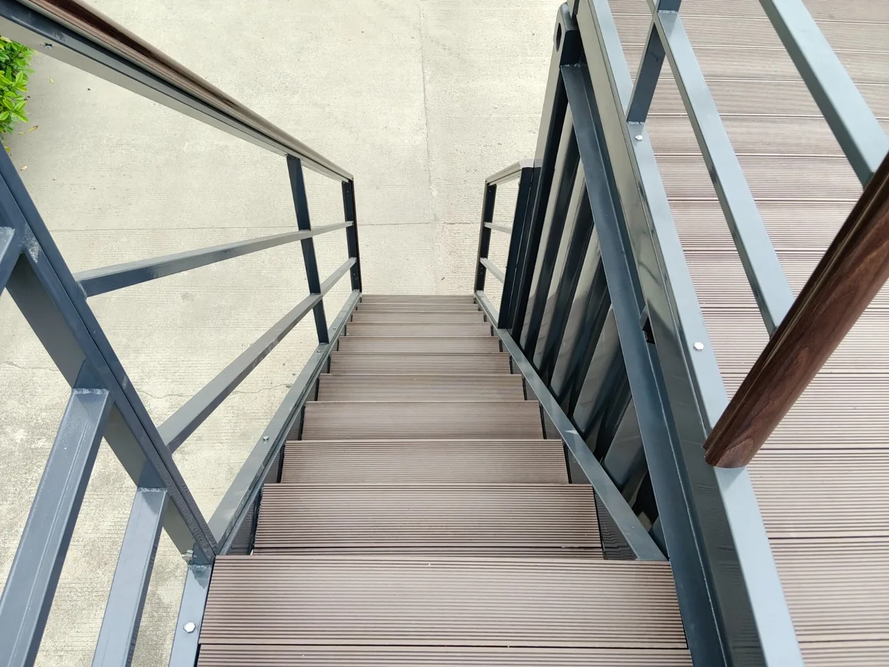 Escalier d'accès au rooftop, marches antidérapantes et main courante