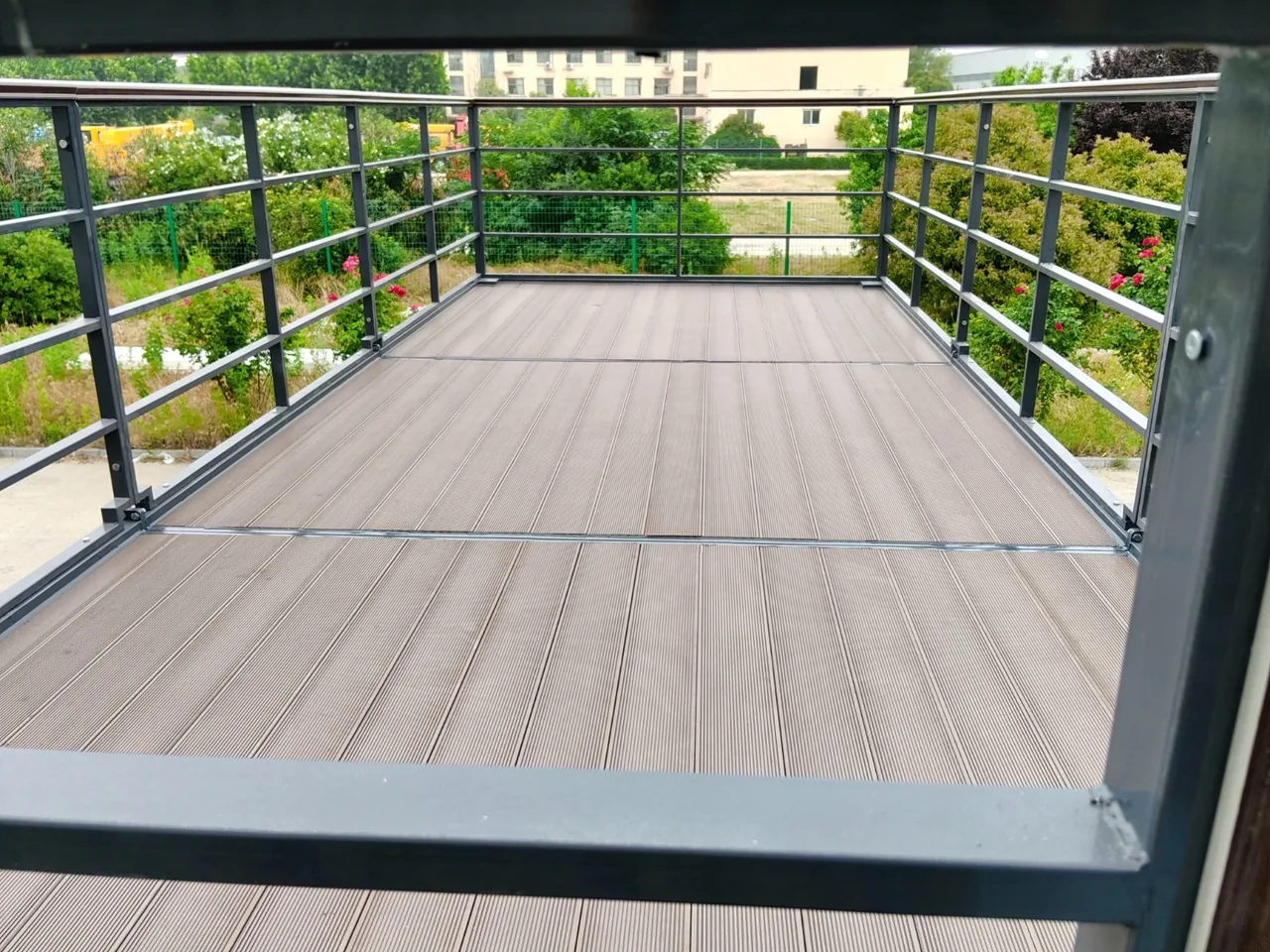 Terrasse du rooftop : plancher en lames de bois composite et garde-corps périmétrique